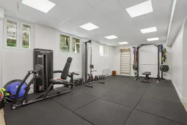 Salle de rééducation avec machines de renforcement