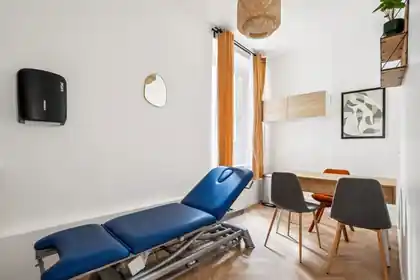 Cabinet avec table de soin bleue